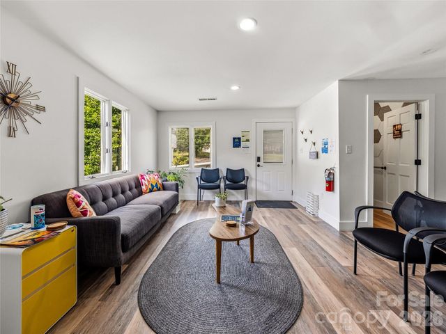 2124 Hendersonville Road, Arden, NC 28704