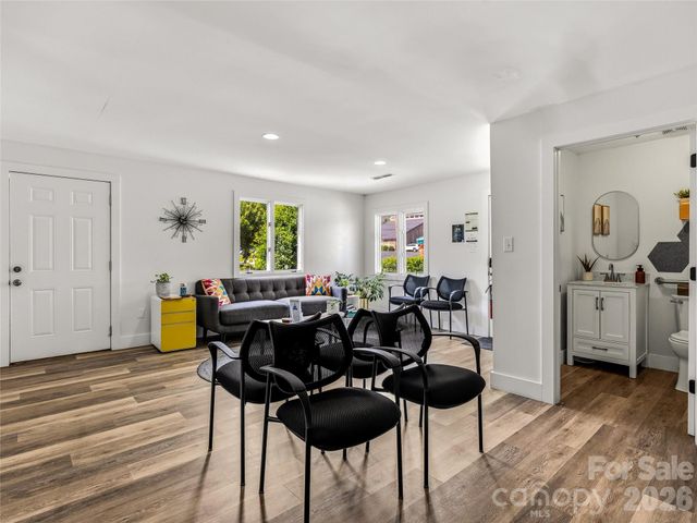 2124 Hendersonville Road, Arden, NC 28704