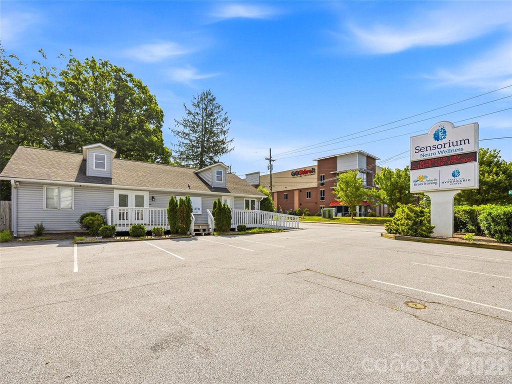 2124 Hendersonville Road, Arden, NC 28704