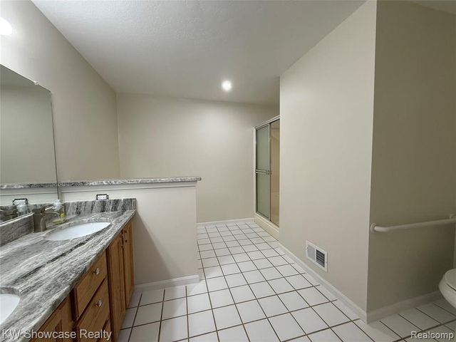 12372 Saint Andrews Way, Fenton, MI 48430