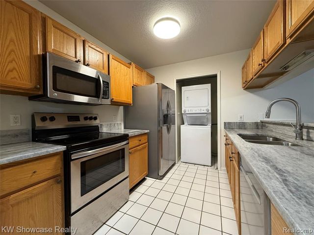 12372 Saint Andrews Way, Fenton, MI 48430