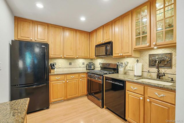 279 Treetop Circle, Nanuet, NY 10954