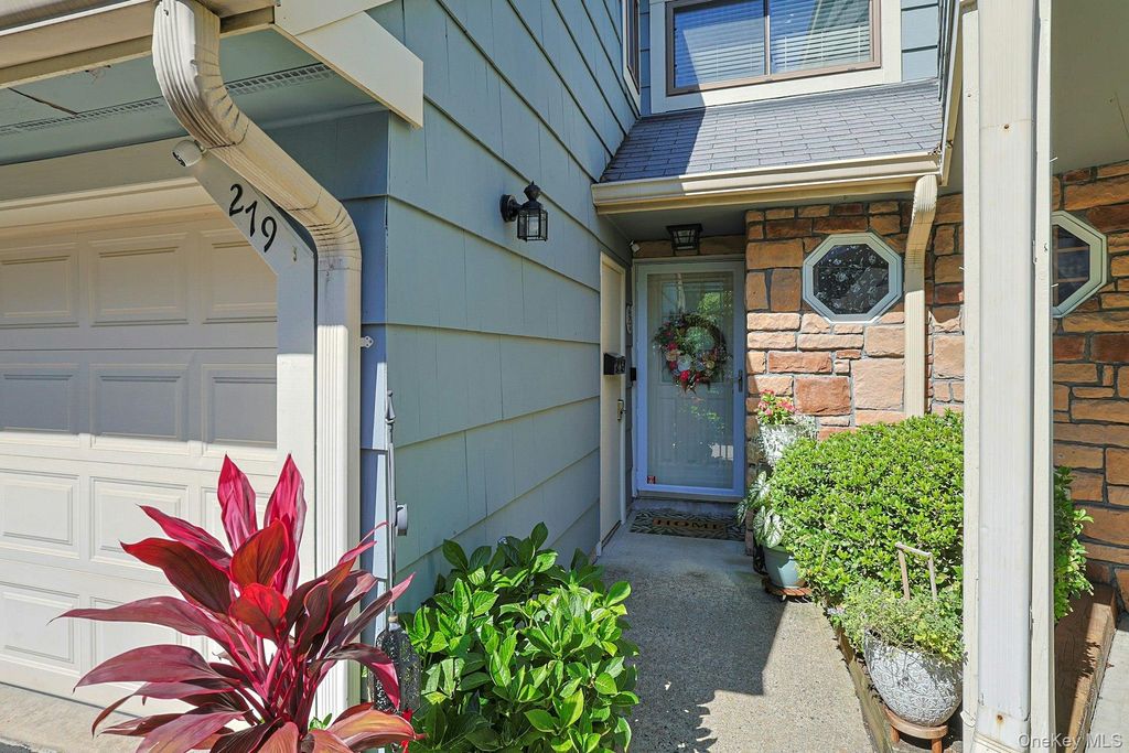 279 Treetop Circle, Nanuet, NY 10954 — photo 2