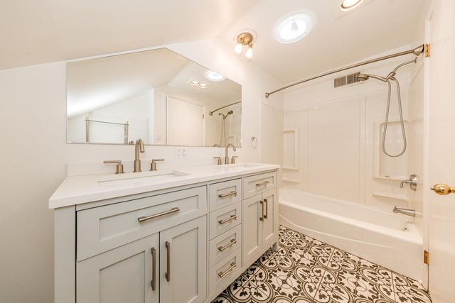 508 Merton AVENUE, Hartland, WI 53029