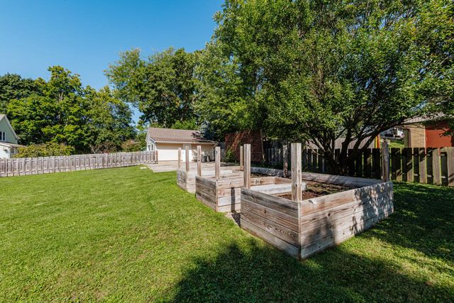 508 Merton AVENUE, Hartland, WI 53029