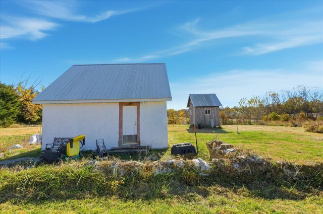 637 COUNTY ROAD 102, Fayette, MO 65248