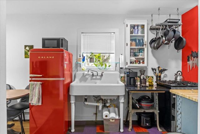 62 Lakeview Ter Apt B, Burlington, VT 05401
