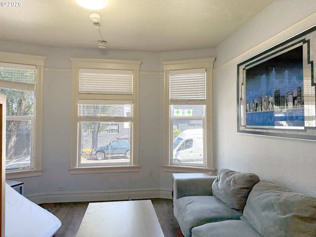 722 Ne COUCH St, Portland, OR 97232