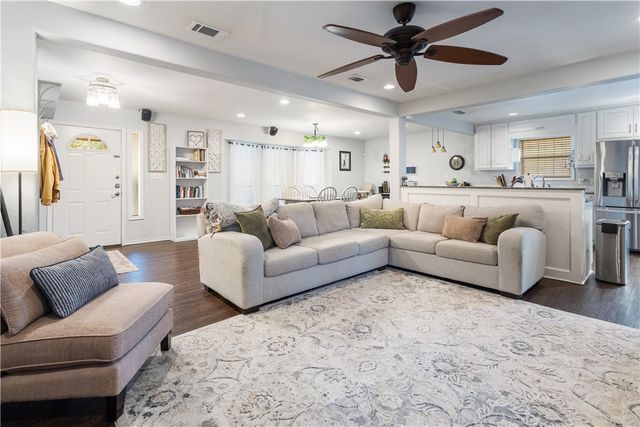 904 Lyndale St, Kingsville, TX 78363