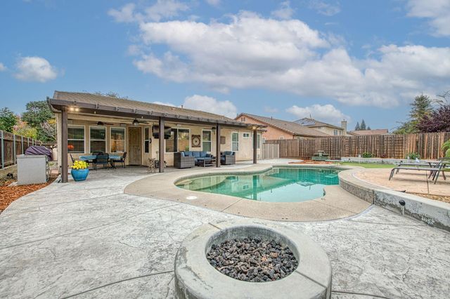 2741 Buckingham Avenue, Clovis, CA 93611