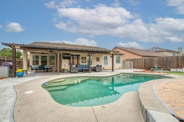 2741 Buckingham Avenue, Clovis, CA 93611