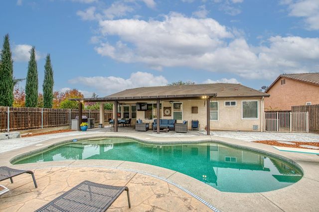 2741 Buckingham Avenue, Clovis, CA 93611