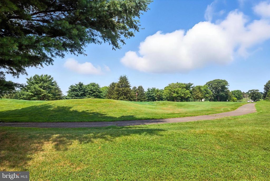 42 PEBBLE LN, Blackwood, NJ 08012