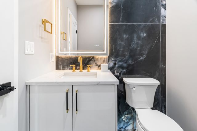 2411 N 77th Avenue, Elmwood Park, IL 60707