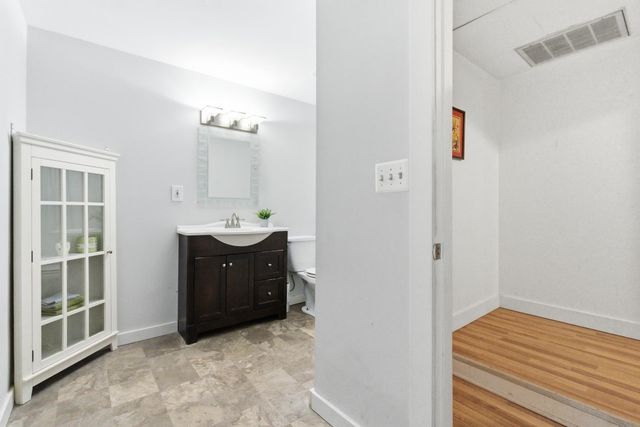 470 Silver St Apt 206, Manchester, NH 03103