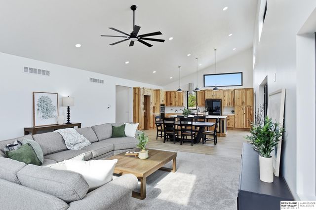 2390 Cambridge Drive, Plattsmouth, NE 68048