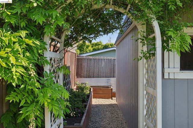 969 63Rd St, Oakland, CA 94608