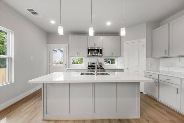 1222 E 33rd Street, Houston, TX 77022