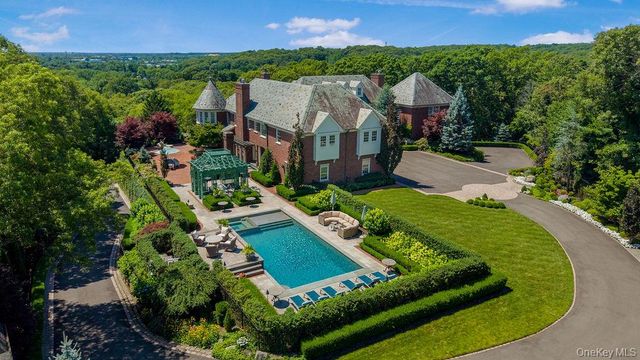 18 Gwynne Road, Melville, NY 11747