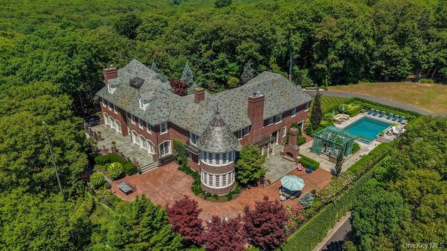 18 Gwynne Road, Melville, NY 11747