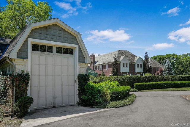 18 Gwynne Road, Melville, NY 11747
