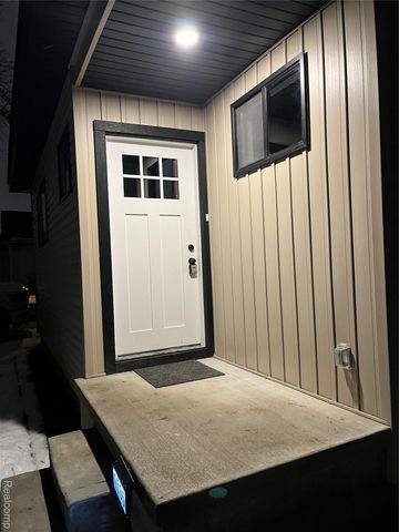 1535 E Meyers Avenue, Hazel Park, MI 48030