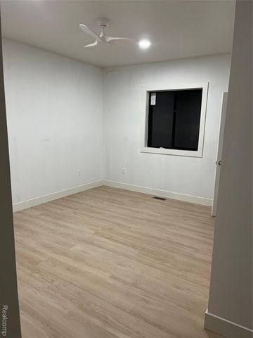 1535 E Meyers Avenue, Hazel Park, MI 48030