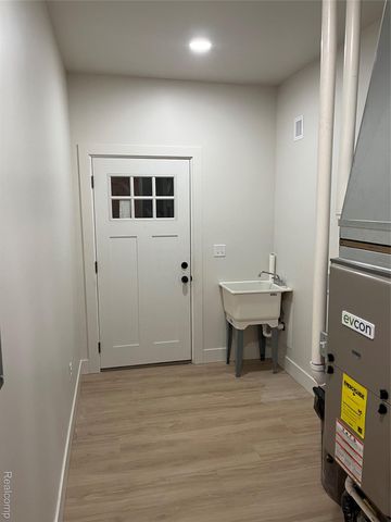 1535 E Meyers Avenue, Hazel Park, MI 48030