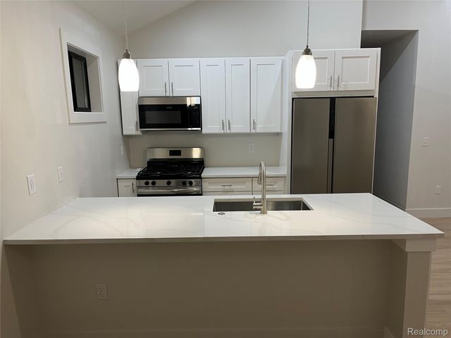 1535 E Meyers Avenue, Hazel Park, MI 48030