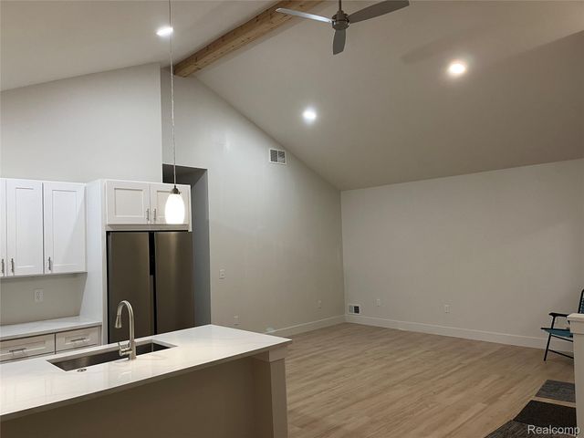 1535 E Meyers Avenue, Hazel Park, MI 48030