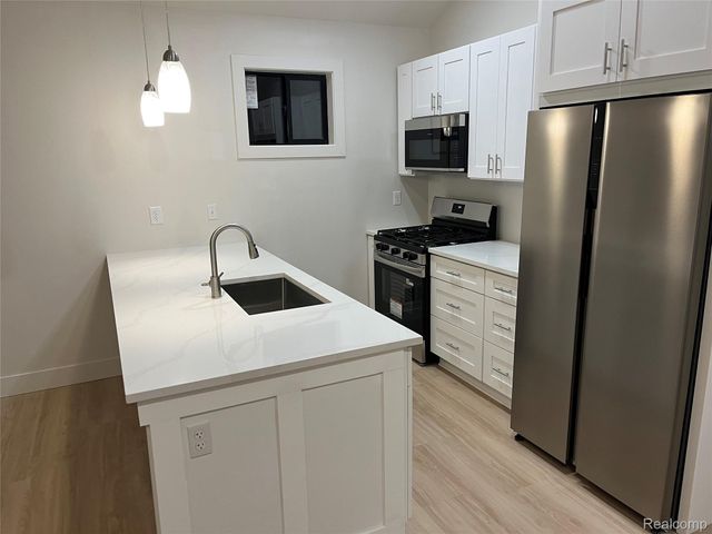 1535 E Meyers Avenue, Hazel Park, MI 48030