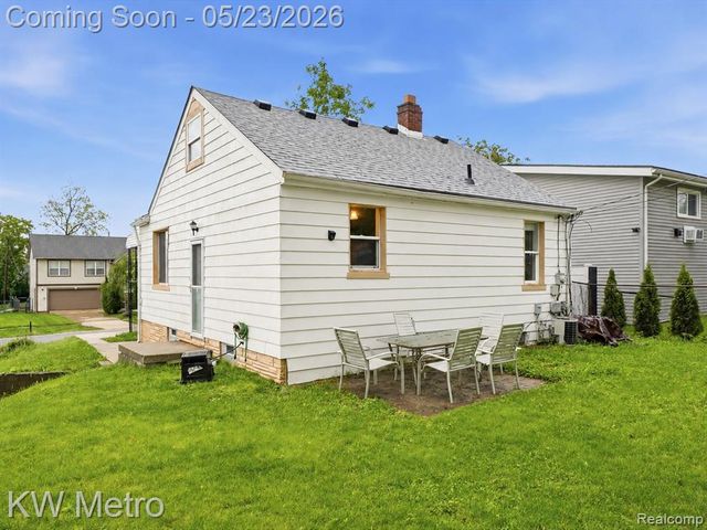 612 S Winding Drive, Waterford, MI 48328