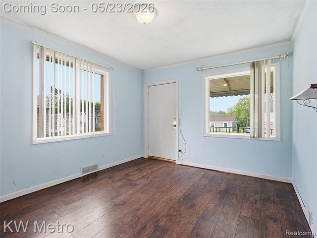 612 S Winding Drive, Waterford, MI 48328
