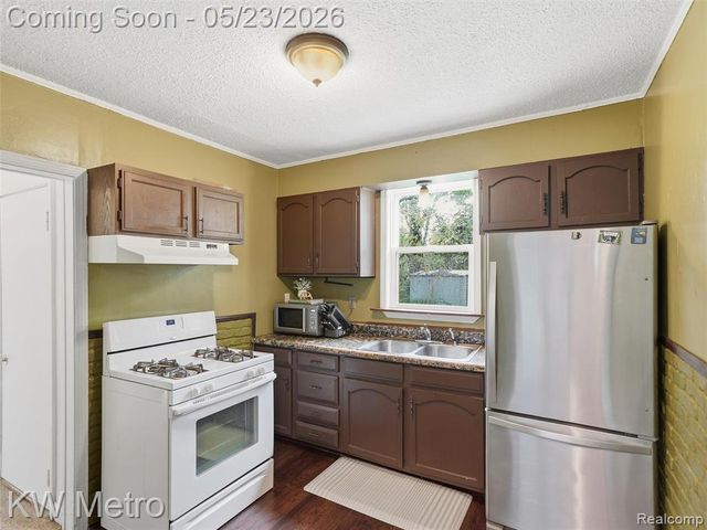 612 S Winding Drive, Waterford, MI 48328