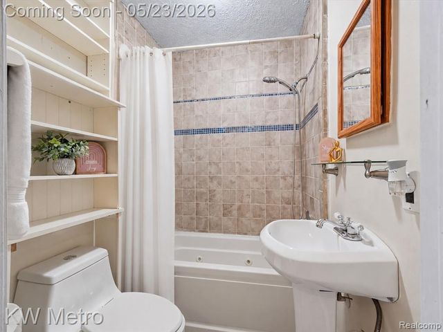 612 S Winding Drive, Waterford, MI 48328