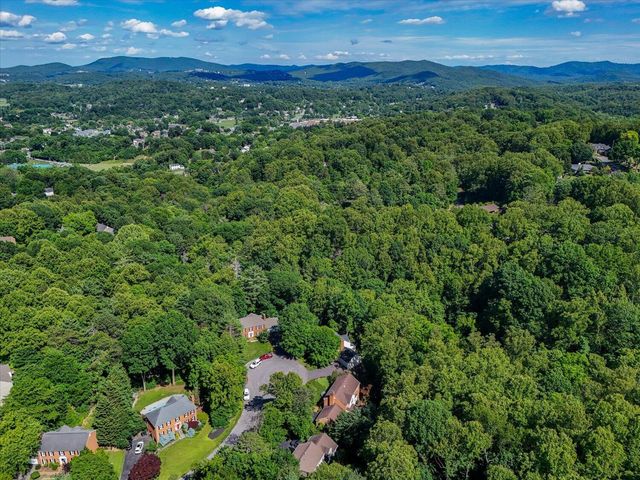 5526 Westbriar CT, Roanoke, VA 24018