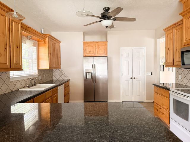 303 Lcr 911, Jewett, TX 75846