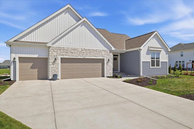 1242 Green Tree DRIVE, Oconomowoc, WI 53066