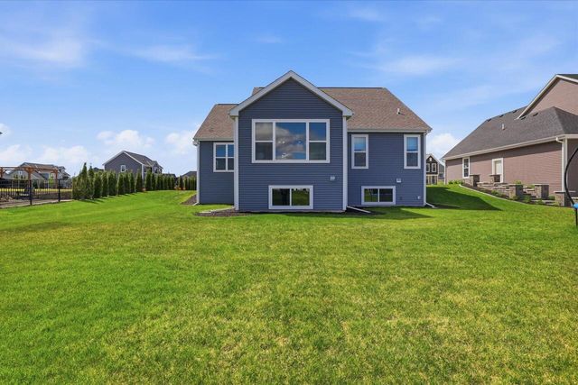 1242 Green Tree DRIVE, Oconomowoc, WI 53066