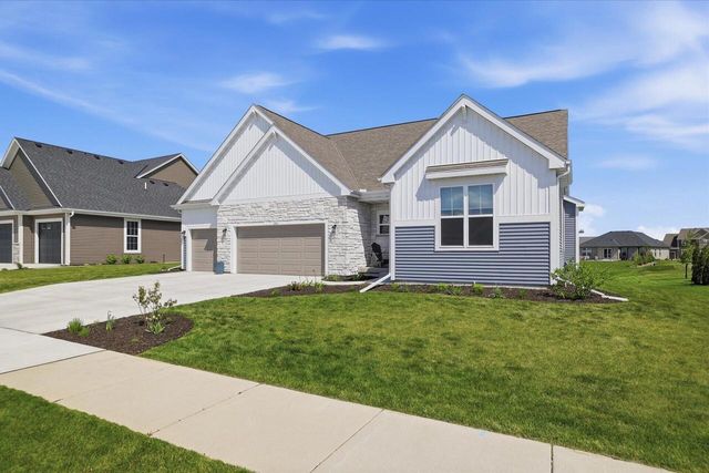 1242 Green Tree DRIVE, Oconomowoc, WI 53066