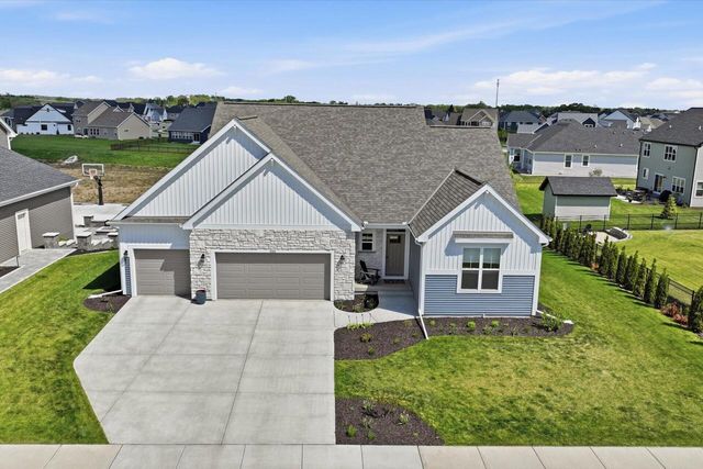 1242 Green Tree DRIVE, Oconomowoc, WI 53066