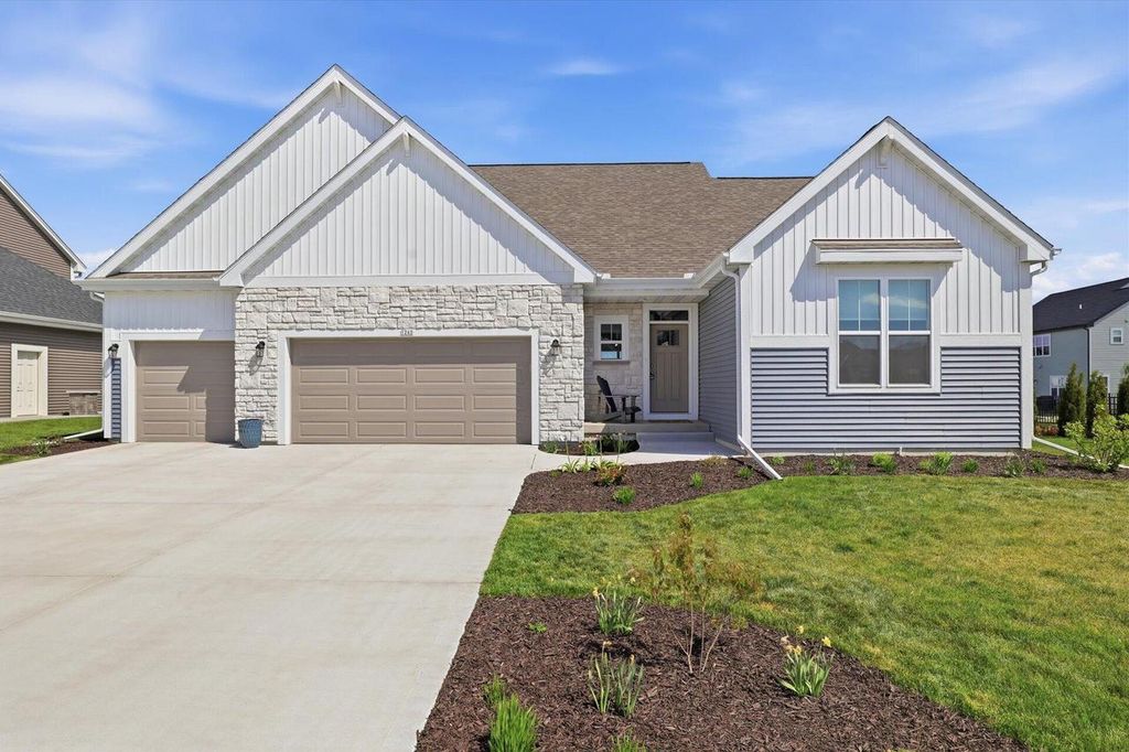 1242 Green Tree DRIVE, Oconomowoc, WI 53066