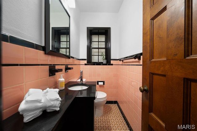 585 Stratford Avenue, University City, MO 63130