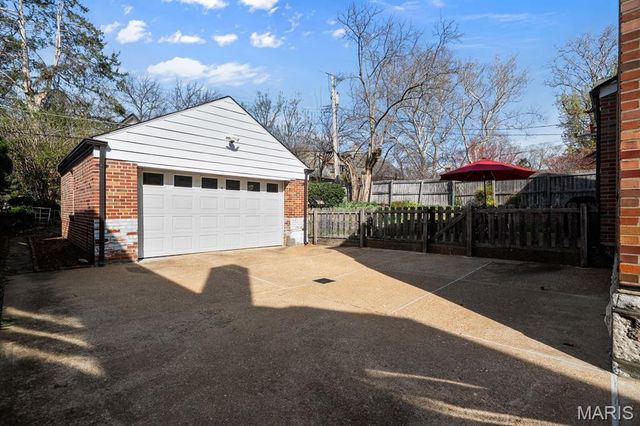 585 Stratford Avenue, University City, MO 63130