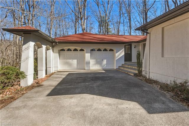 273 Olde Pilot Trail, Pilot Mountain, NC 27041