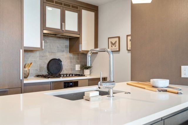 100 Lovejoy Wharf 5H, Boston, MA 02205