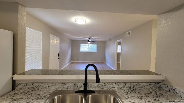 516 Gentleman Rd Apt 8, Balcones Heights, TX 78201