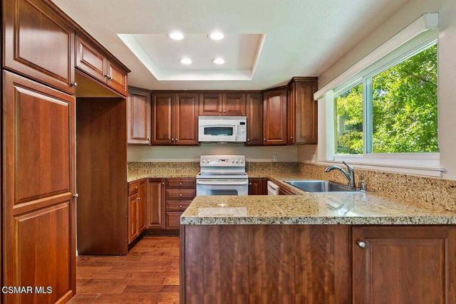 12 Sparrowhawk Lane, Oak Park, CA 91377