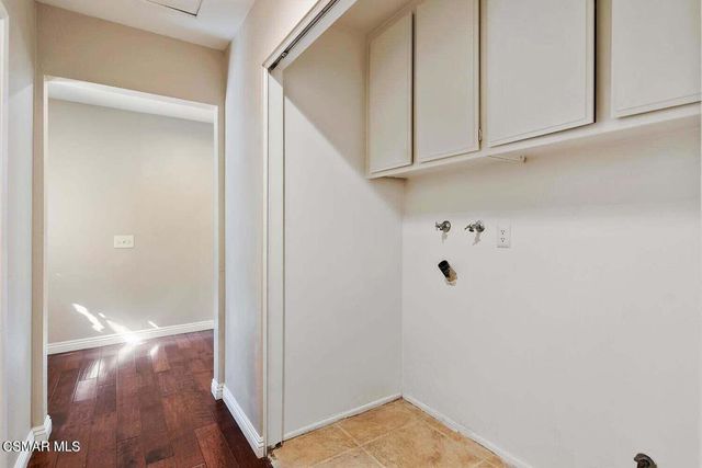 12 Sparrowhawk Lane, Oak Park, CA 91377