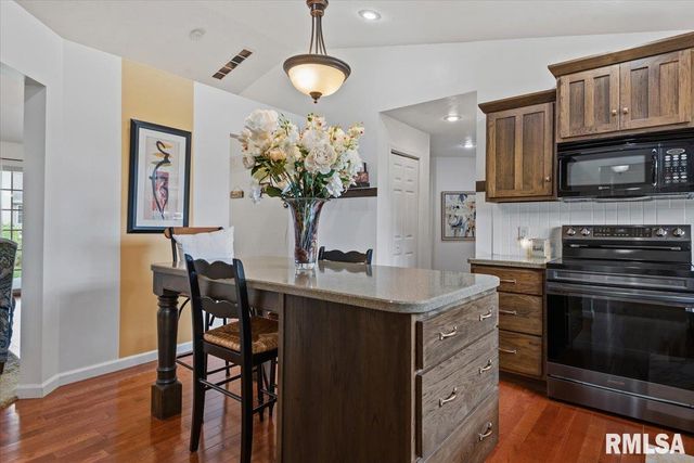 327 Osteen Lane, Chatham, IL 62629